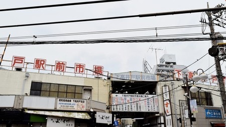 レトロな雰囲気を残す駅前の市場