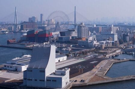 地下鉄などを運営するOsaka Metro(大阪市高速電気軌道)は、大阪・関西万博を見据え、空飛ぶクルマ専用の離着陸場であるバーティポートを建設。2025年3月28日に完成し、竣工セレモニーを開催(写真:SkyDrive)