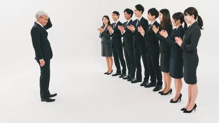 定年、おめでとうございます！（※画像はイメージです／PIXTA）