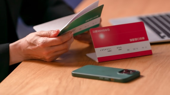 事務仕事のベテランだったのに…65歳・元中間管理職女性、“金融詐欺”に「虎の子・定年退職金1,900万円」を半分も食われた顛末