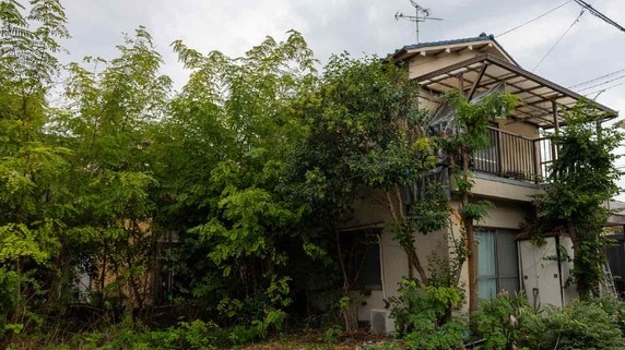 庭付き一軒家が“負の遺産”に…年金月18万円・70歳夫婦が選んだ〈地方移住の末路〉。3年後、息子が見た“荒れ果てた家とゼロ円通帳”