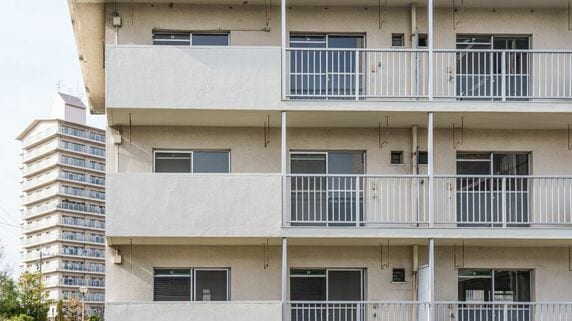 終の棲家は「築45年の市営団地」にしました…年金月13万円・60代夫婦がタワマン売却。“煌めく夜景”を捨てて手に入れた「安らぎの日常」