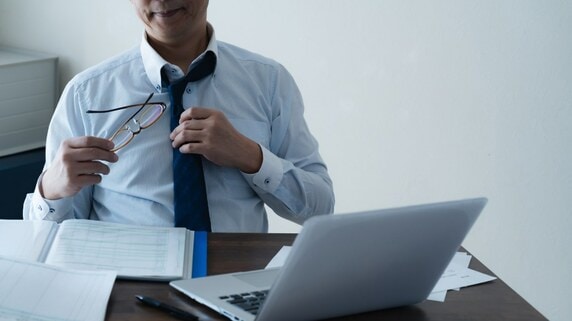 「出世レースから降りた男」大企業に20年勤めた“ヒラの美学”が〈ねんきん定期便〉で打ち砕かれた日