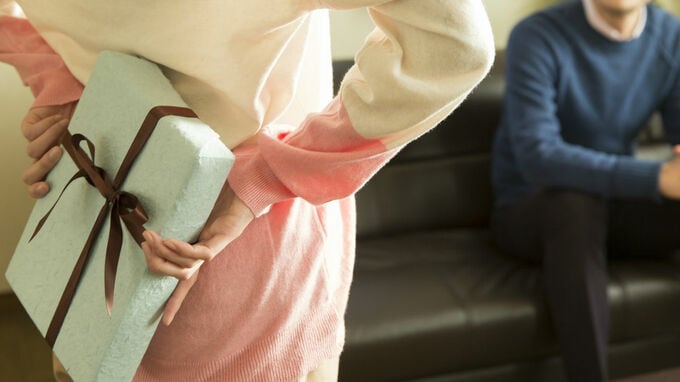 雇用する愛人への「プレゼント」を経費で落とす美人女医