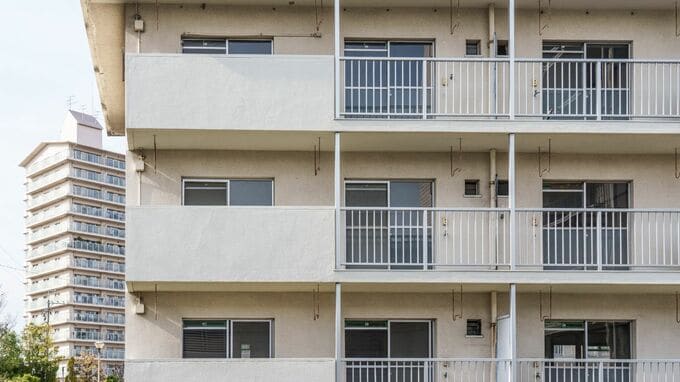 終の棲家は「築45年の市営団地」にしました…年金月13万円・60代夫婦がタワマン売却。“煌めく夜景”を捨てて手に入れた「安らぎの日常」