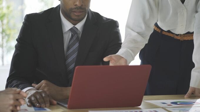 世界最大級のコンサル会社の職員が「30分」で完璧な資料を作れるワケ…元マッキンゼー・パリ職員が明かす、日本の職場がやっている「無駄な仕事」と世界最高峰の超・効率化術