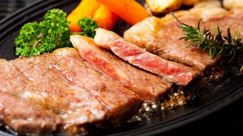 90代母はエプロンつけて、うれしそうに200グラムのステーキを食べていたという。（※写真はイメージです／PIXTA）