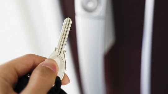 ドアが開かない…滞納者への制裁「玄関、鍵かけておきました」