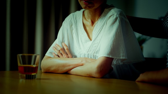 裏切られた気持ちです…40代独身会社員女性、〈年金月13万円・70代母〉に毎月6万円仕送りも、偶然知った「想定外の使い道」に愕然