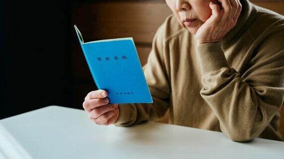 〈年金月7万円〉でどう生きれば…老後生活が苦しい65歳以上を救う、一生もらえる給付金制度の「条件」【FPが「年金生活者支援給付金」を解説】