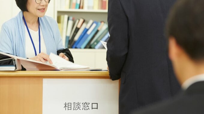 「何かの間違いでは？」〈ねんきん定期便・年額216万円〉を見て安心していた64歳男性、窓口で告げられた現実