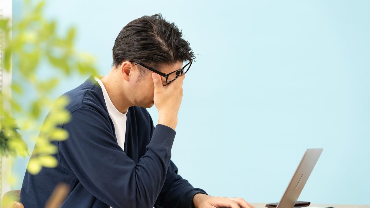 「母がこんなに早く“要介護”になるなんて…」月収50万円・44歳独身サラリーマン、72歳母の遠距離介護で「月15万円」が消失。迫る「介護離職」に絶望