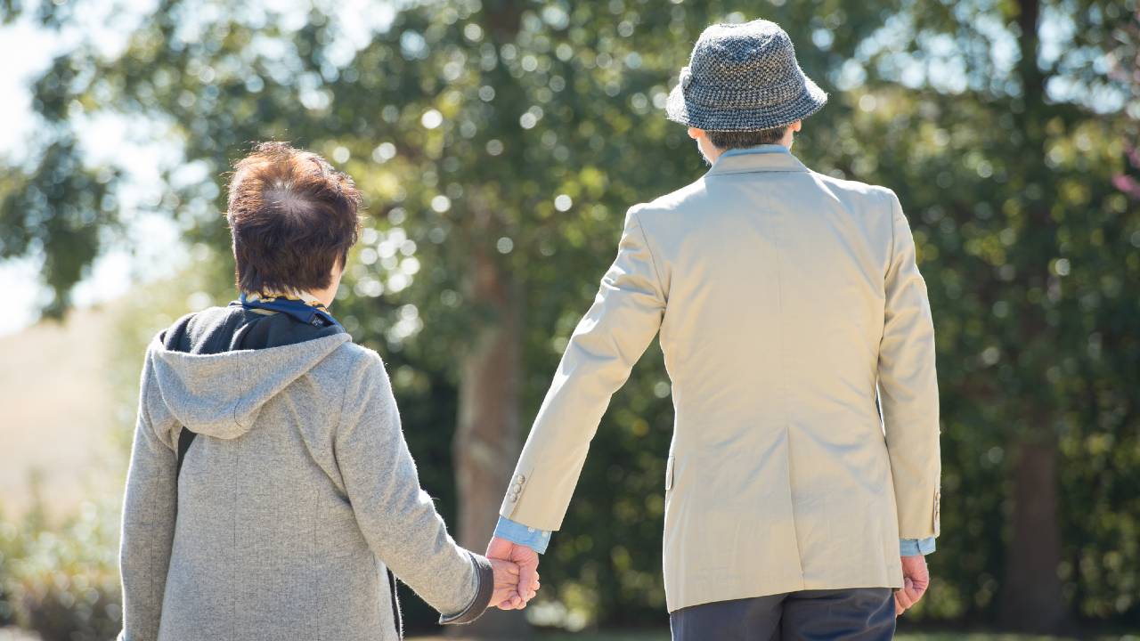 70代男性再婚で苦悩「財産は妻に、その後は」司法書士が解説