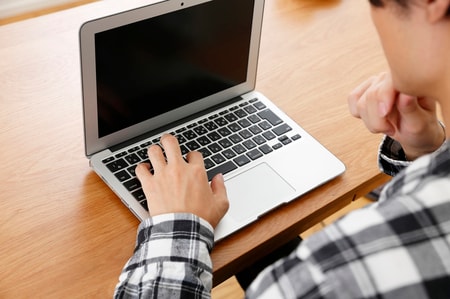 大量保有報告書の中から必要な情報を読み取り、定型文として記事を自動作成する。