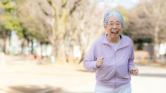 健康食品の営業マンから「怖い話」を聞いた年金13万円の80代母、「タンス預金・200万円」を手提げ袋に入れて銀行へ走ったワケ…あとを追った息子が目の当たりにした〈銀行窓口での修羅場〉【FPが解説】