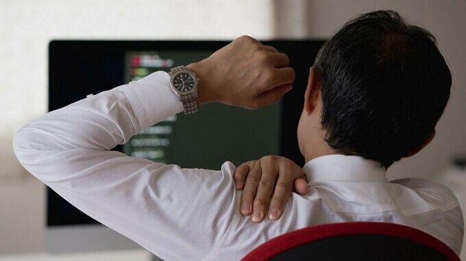 腕のしびれは要注意…最悪「寝たきり」の可能性もある“危険な肩こり”【専門医が解説】