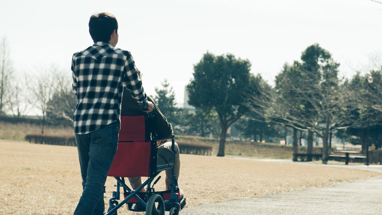 70代の父が自宅で転倒…親の介護をきっかけに「自分の将来」が不安になった40代会社員の事例【みんなが資産形成をはじめたきっかけ】