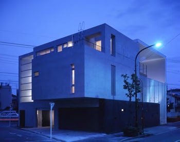 特徴的なL字型の大屋根でプライバシーを確保している住宅（山本氏設計・東京都）