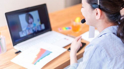 社員は全国にちらばり、組織もなく、会議はオンライン。（※写真はイメージです／PIXTA）