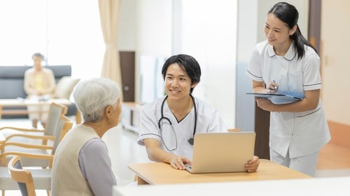 老人ホームでは立場の違う多職種の専門職が連携して仕事をしえちる。（※写真はイメージです／PIXTA）