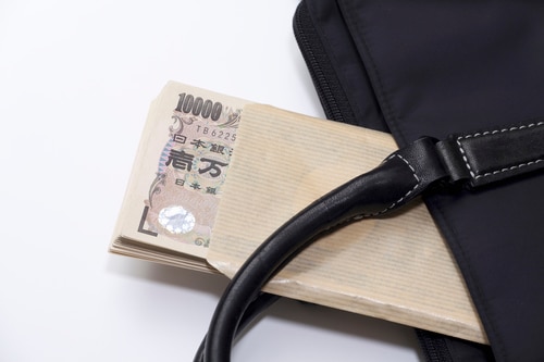カバンに300万円が!? （画像はイメージです／PIXTA）