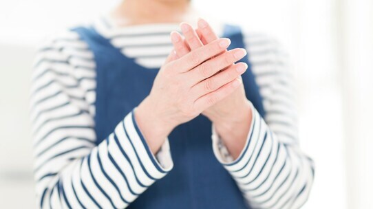 手のひらがかゆい原因は?自宅でできる対処法も解説【医師が解説】