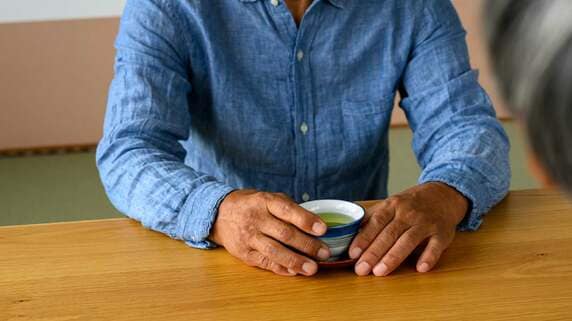 「あの夜、玄関を開けなければ…」娘の願いを無視した〈年金280万円・60代夫婦〉市営団地に移り住み、繰り返す後悔のワケ