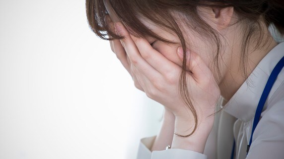 目にボールが当たった、鉛筆が刺さった…正しい応急処置は?
