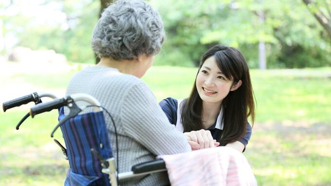 介護職員「月6,000円賃上げ」へ…介護業界からの人材流出に歯止めをかけられるか？