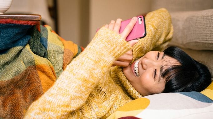 夫婦で年金月23万円、退職金1,800万だが…妻が「もう限界」と悲鳴。気ままな老後を食いつぶす、実家のこたつ4分の3をデーンと陣取る38歳・出戻り次女の「ぬくぬく寄生術」【FPが解説】