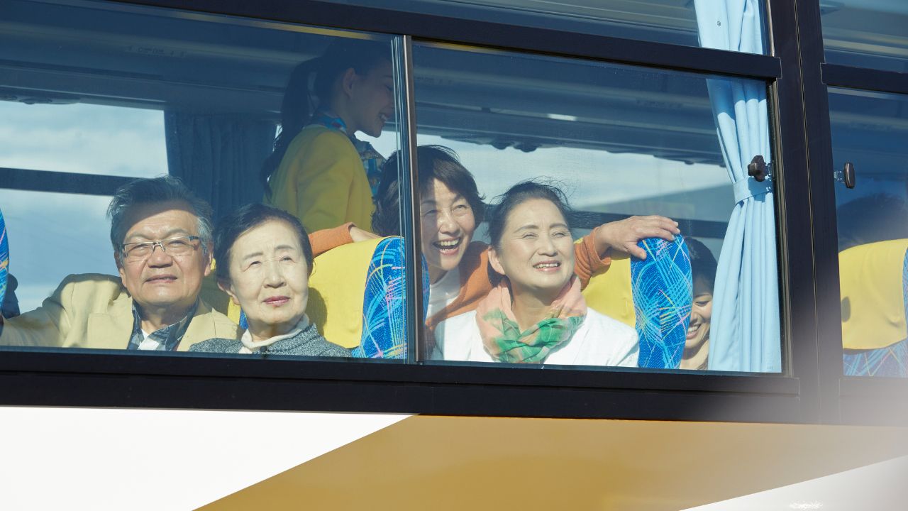 「頼れるのは自分だけだった」血のにじむ努力で得た月収100万円が月収20万円に…生活苦からマンションを売却した62歳おひとりさま女性が、シニアバスツアーでみつけた〈本当の贅沢〉