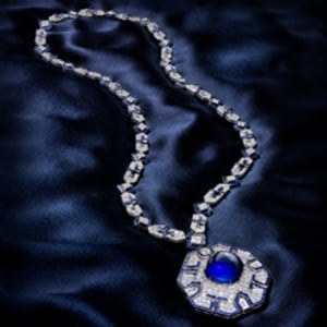 ブルガリサファイアダイヤモンドペンダントネックレス　590万ドルで落札。©クリスティーズ