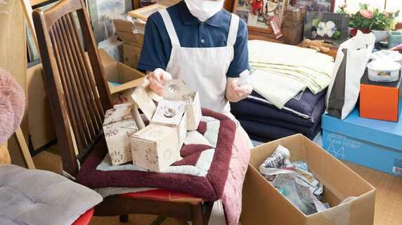 「死後の手続きが終わらない」母の死から半年…30代長女が直面した〈独居高齢者の壮絶な遺品整理〉