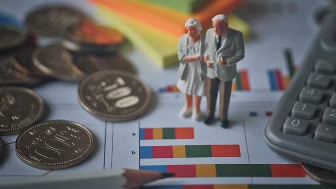 平均手取り給与24万円「普通の会社員」いよいよ消滅!?…団塊世代〈全・後期高齢者突入〉で、日本経済は介護の沼に沈む