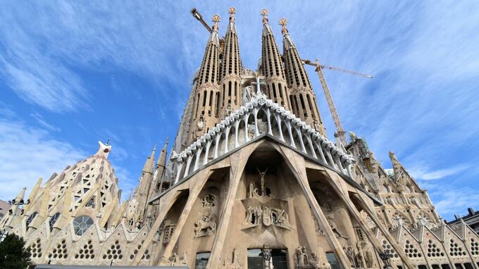 サグラダ・ファミリアに学ぶ「非合理」の価値…効率を超えた先にしか宿らない「建築の美学」