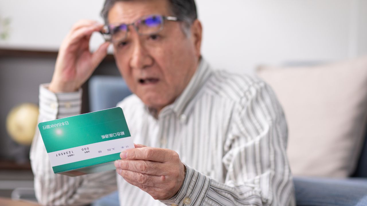 小遣い「月1万5,000円」で頑張ってきた59歳夫。退職金「1,800万円」定年退職のつもりが「もう少し働いて…」と妻、懇願。差し出された預金通帳、思わず二度見の預金残高に「何かの間違いでは」