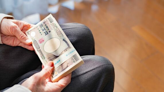 GWの実家帰省で、血の気が引きました…年金18万円で一人暮らしする元教師・68歳母の〈青い封筒の現金100万円〉が消失。43歳息子、理由を聞いて、呆然とするしかなかったワケ【FPが解説】