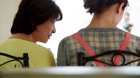 いつ仕事をお辞めになるの？義母の言葉に〈年収800万円・42歳共働き妻〉が思わず返した一言…年収逆転夫婦が選んだ「うちのやり方」