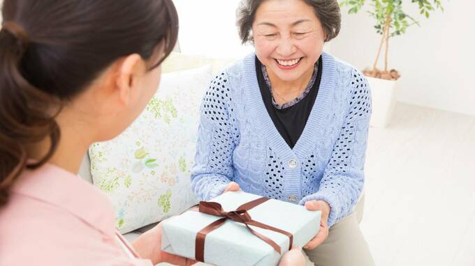 敬老の日の贈り物、なにがいい？…働き盛りの夫婦からの提案に、60代・妻両親は遠慮の一方、80代・夫両親が希望した〈まさかのリクエスト〉