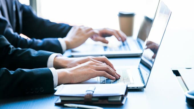 中小企業のDXへの投資額「年100万円未満」が半数、費用対効果は9割が「適正以上」。今後予定するDX施策は？【経営者アンケート】