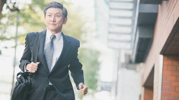 定年退職したらまずは「ハローワーク」へ走るべき理由…“給付制限なし”で「失業手当」を満額もらうためのポイント【CFPが解説】