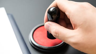 「1ヵ月だけ」という懇願を鵜呑みにし、連帯保証人となってしまった（※写真はイメージです／PIXTA） 