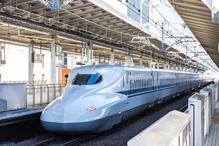 新横浜駅ホームに入線する新幹線/PIXTA(撮影日時 :2016/12/17)