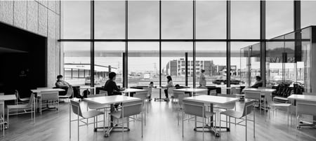 《相模原協同病院》開放的なエントランスとイートインスペース