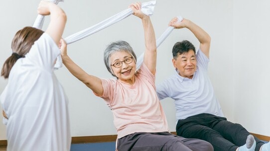 「少し歩くだけで疲れる」自粛後遺症が急増!75歳以上「コロナフレイル」350万人の衝撃【医師が解説】