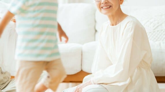 「断りたいのに断れない…」〈年金月22万円・貯蓄1,200万円〉72歳女性、“毎週やって来る孫”に悩む理由