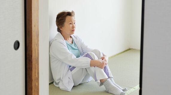「お願い、出て行かないで…」我が子相手に涙が止まらない69歳母。実家を出た43歳娘と〈生活費8万円〉を失った日【CFPの助言】