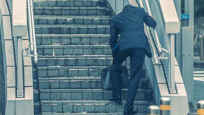 「お店の名前、聞いていませんか？」金曜の終電後、女性に誘われて入店…明細を見て凍りついた40代会社員に、カード会社が告げた“厳しい現実”