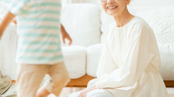 「断りたいのに断れない…」〈年金月22万円・貯蓄1,200万円〉72歳女性、“毎週やって来る孫”に悩む理由