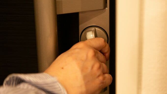 「親を捨てる娘だと、罵ってくれていい…」〈月収12万円・55歳〉独身女性が、〈年金220万円・81歳〉の同居母を残して“夜逃げ”した本当の理由【FPが解説】